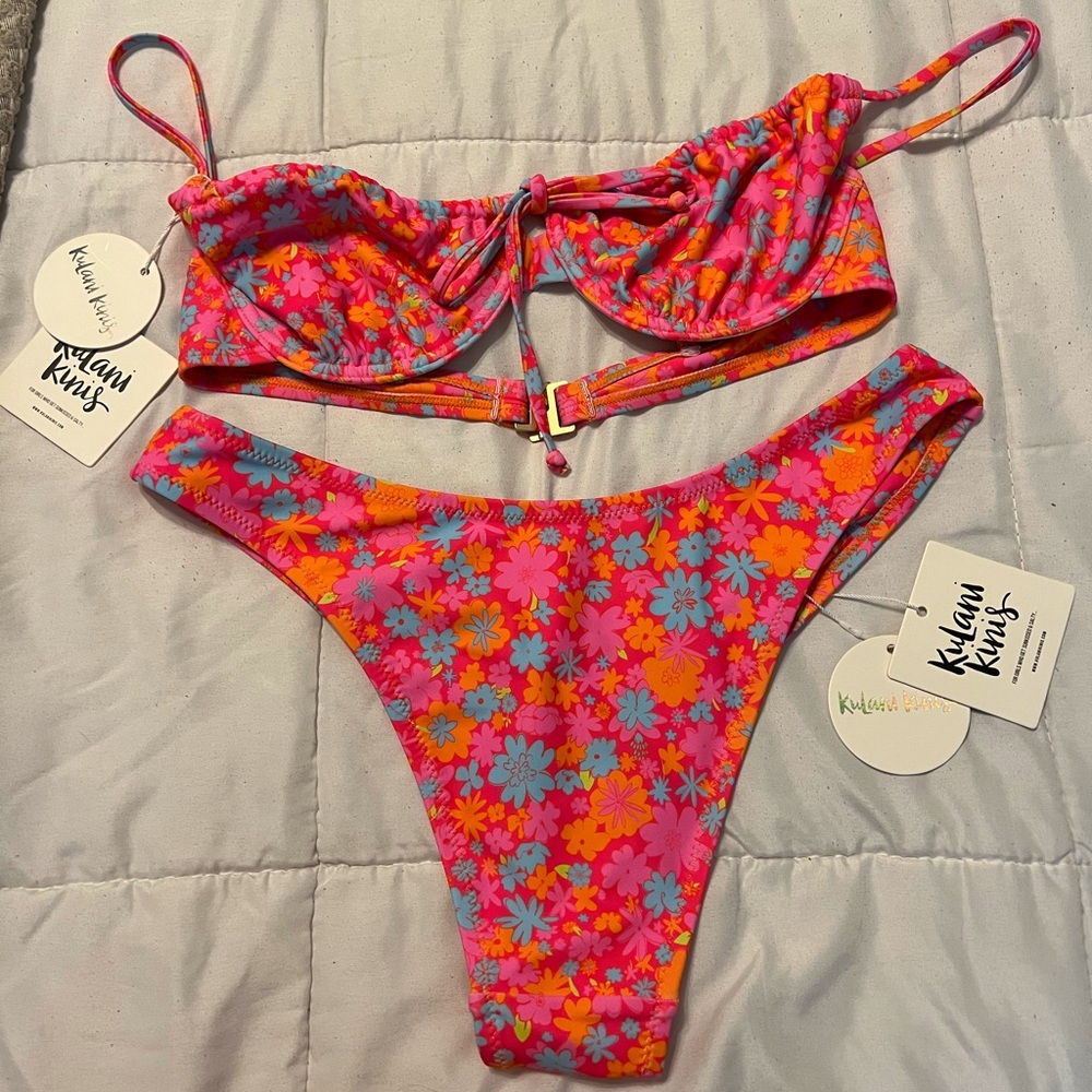 TOP IS A MEDIUM- BOTTOMS ARE A LARGE